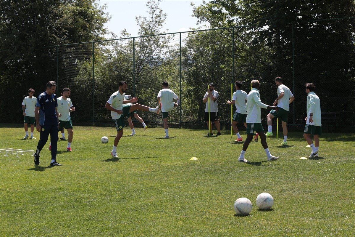 Trendyol 1. Lig takımlarından Esenler Erokspor, yeni sezon hazırlıklarını Bolu'da sürdürüyor....