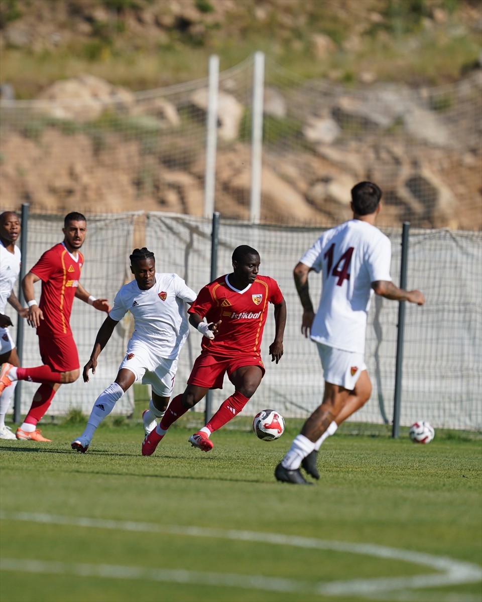 Trendyol Süper Lig ekiplerinden Bellona Kayserispor, hazırlık maçında Atakaş Hataysporla Erciyes...