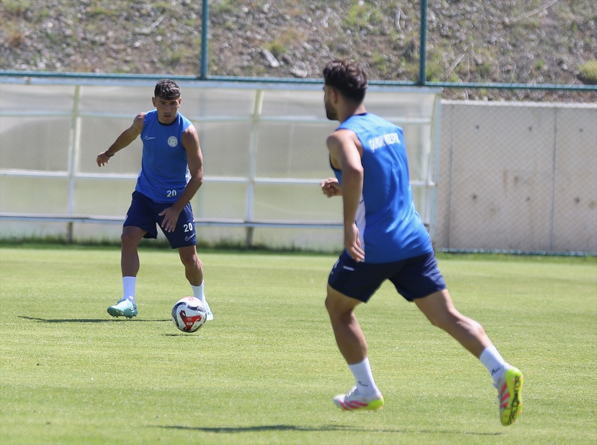 Trendyol Süper Lig ekiplerinden Çaykur Rizespor'un kadrosuna dahil ettiği Arnavut futbolcu Qazim...