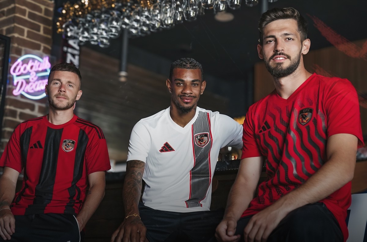 Trendyol Süper Lig ekiplerinden Gaziantep FK'nin 2025-2026 sezonunda giyeceği yeni formaları...