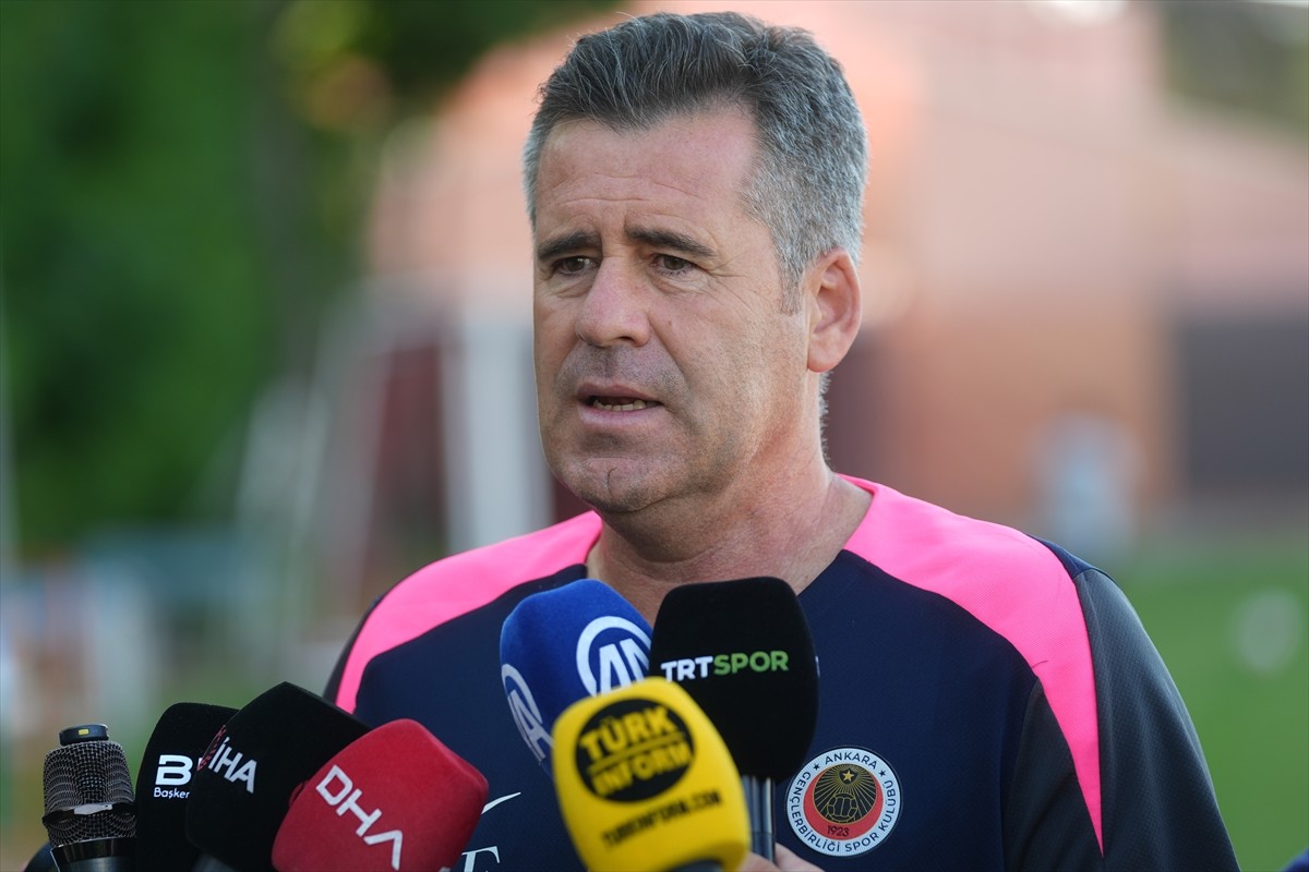 Trendyol Süper Lig ekiplerinden Gençlerbirliği'nin teknik direktörü Hüseyin Eroğlu, tribünlerin...