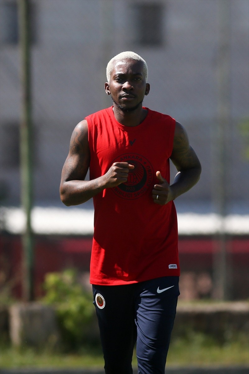 Trendyol Süper Lig ekiplerinden Gençlerbirliği'nin yeni transferi Henry Onyekuru, başkent ekibinde...