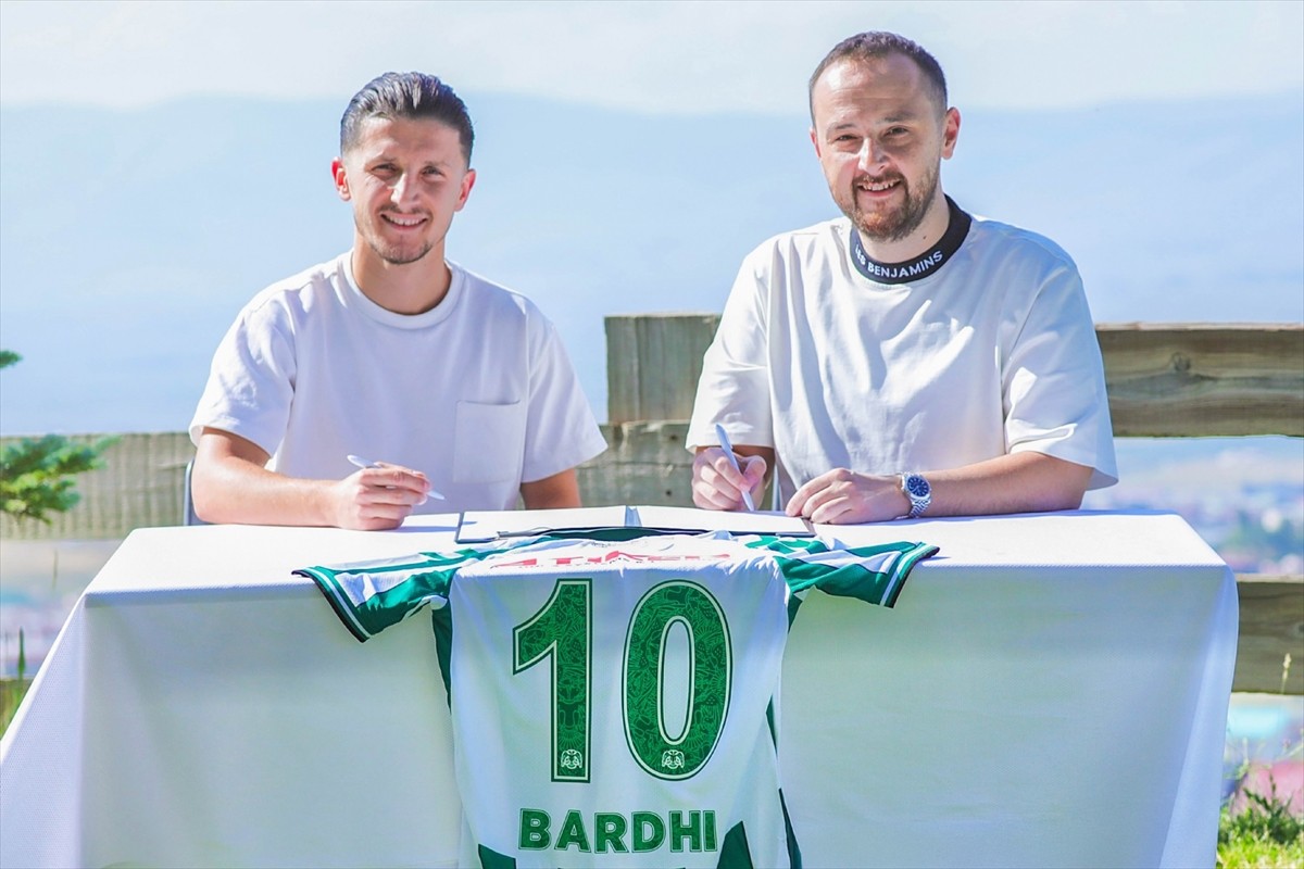 Trendyol Süper Lig ekiplerinden Konyaspor, Kuzey Makedonyalı futbolcu Enis Bardhi'yi kadrosuna...