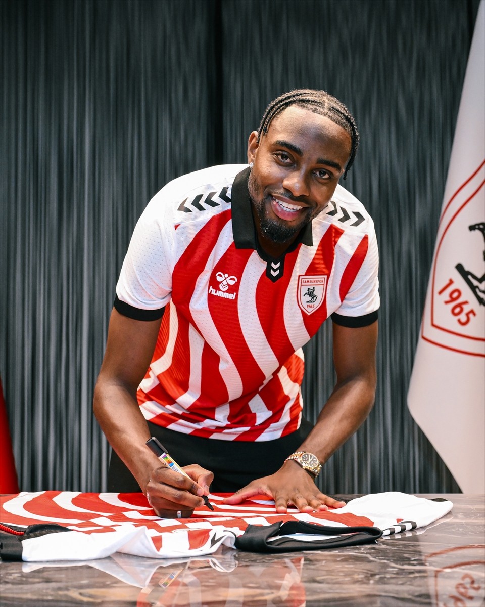 Trendyol Süper Lig ekiplerinden Samsunspor, Kongolu orta saha oyuncusu Antoine Makoumbou ile 4...
