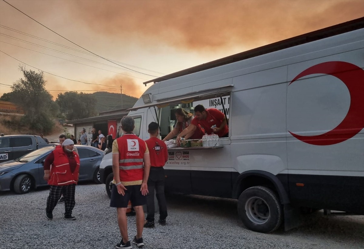 Türk Kızılay, ülkenin farklı noktalarında meydana gelen orman yangınlarına müdahale eden ekiplerle...
