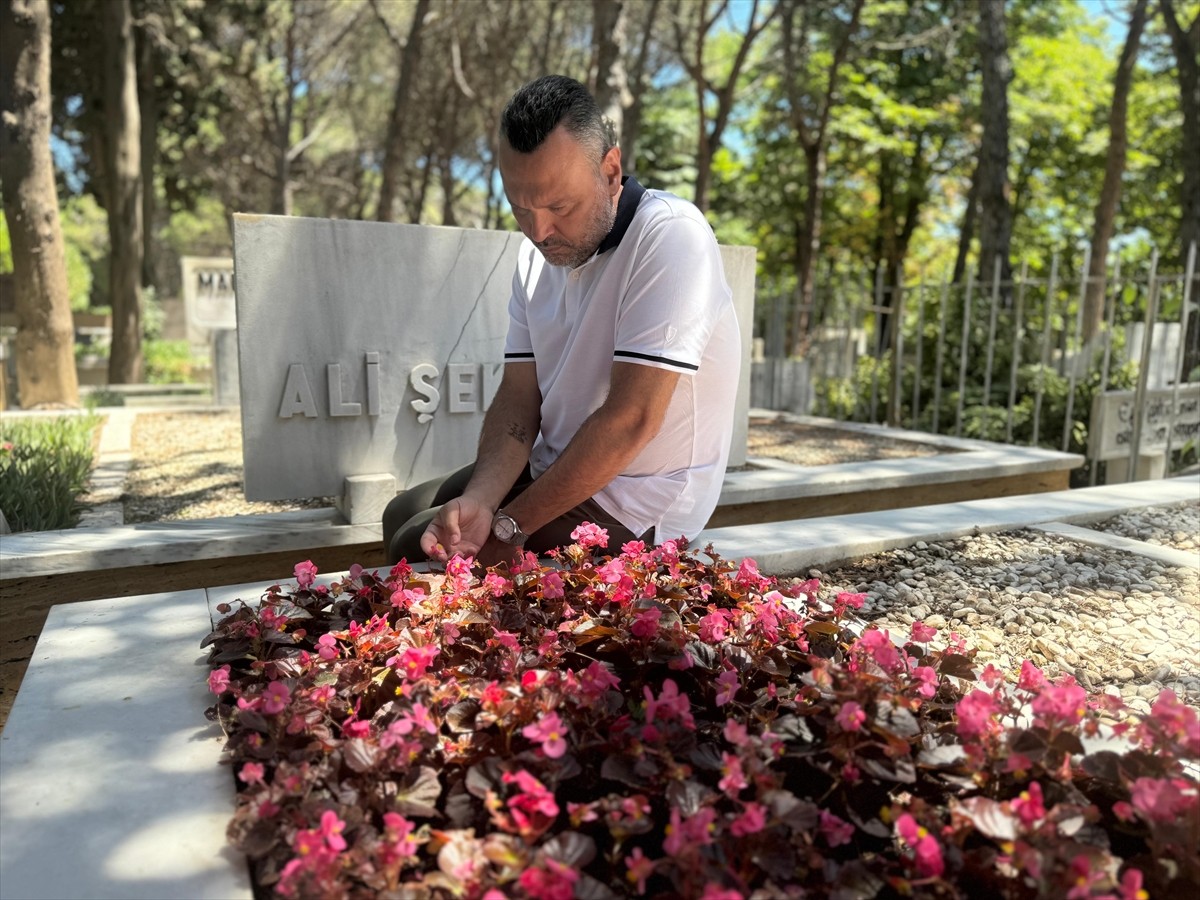 Türk sinemasının unutulmaz ismi Kemal Sunal, vefatının 25. yılında Zincirlikuyu Mezarlığı'ndaki...