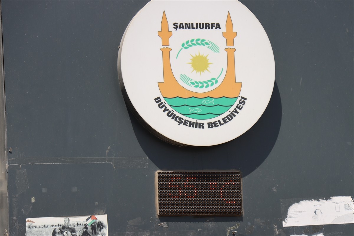 Türkiye'de sıcaklığın en yüksek ölçüldüğü kentlerden biri olan Şanlıurfa'da termometreler 55...