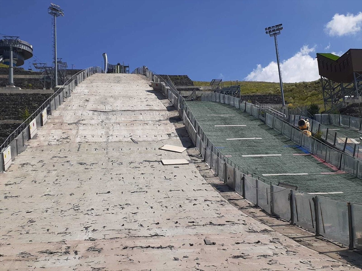 Türkiye'de tek olan Erzurum'daki kayakla atlama kulelerinde zemin tadilatı sonrası ahşap pist...