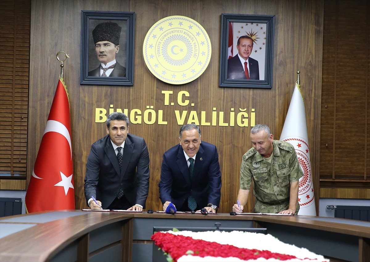 Türkiye'nin deprem açısından riskli illeri arasında yer alan Bingöl'de "Mehmetçik AFAD Destek Üssü...