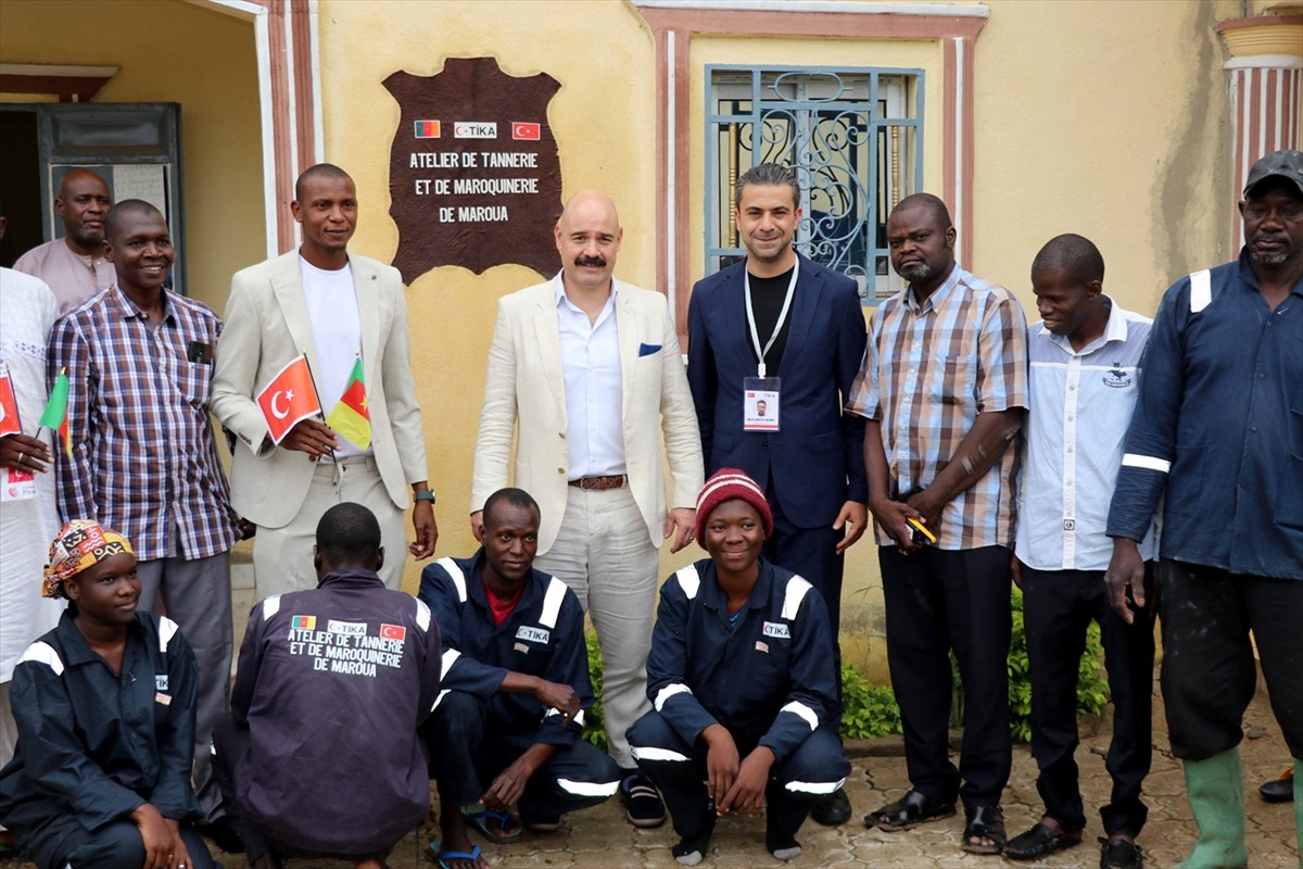 Türkiye'nin Yaounde Büyükelçisi Volkan Öskiper (sol 6), Kamerun'un Uzak Kuzey bölgesinde yer alan...