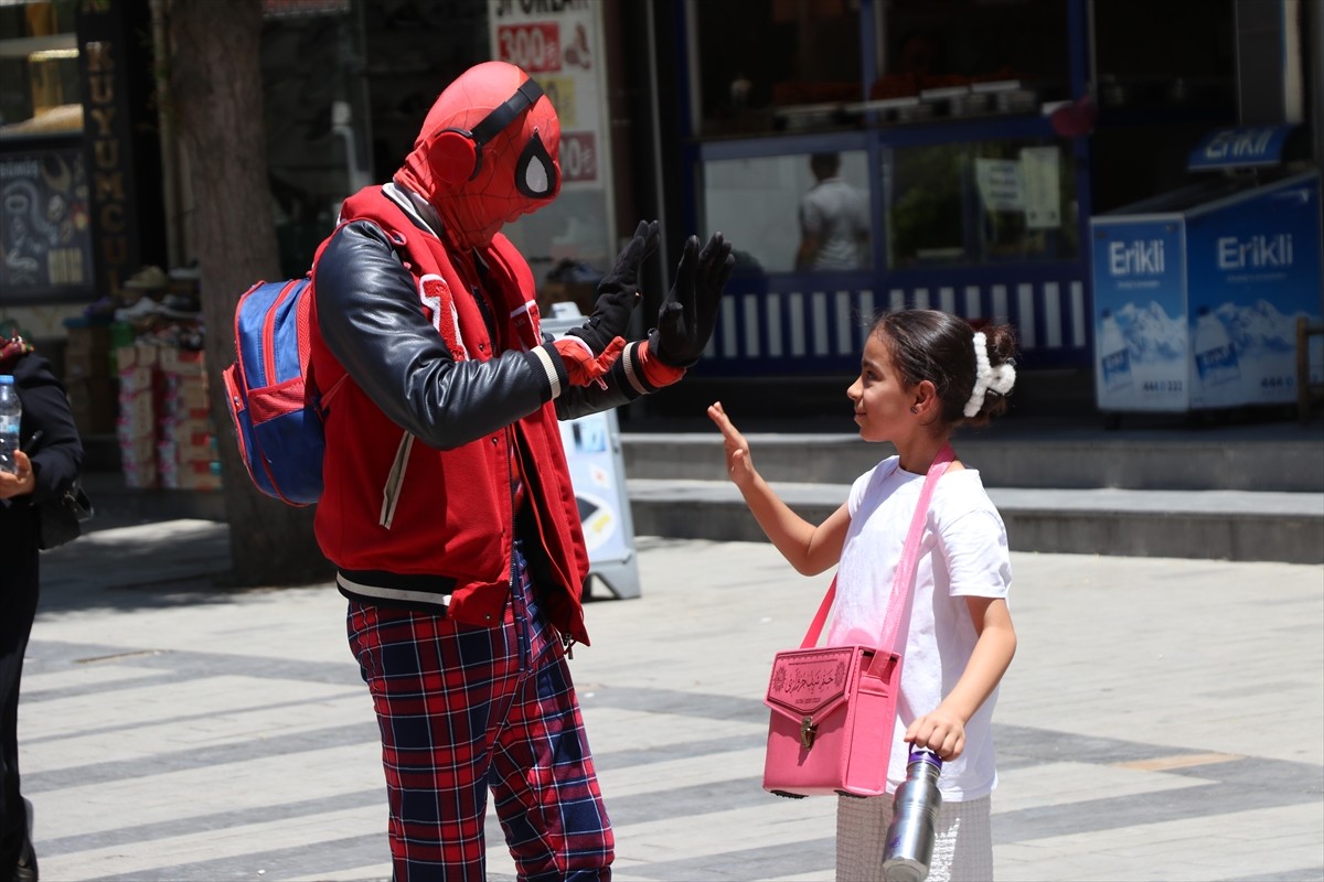 Türkiye'yi "Örümcek Adam" kostümüyle gezme hayaliyle memleketi İzmir'den yola çıkan 26 yaşındaki...