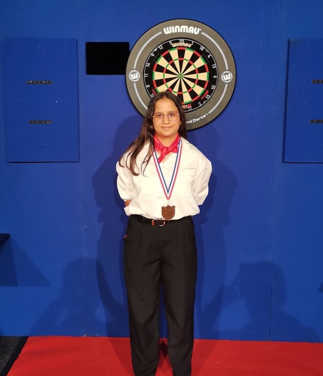 Türkiye Genç Milli Kadın Dart Takımı, Hollanda'da düzenlenen Avrupa Kupası'nda şampiyon oldu....