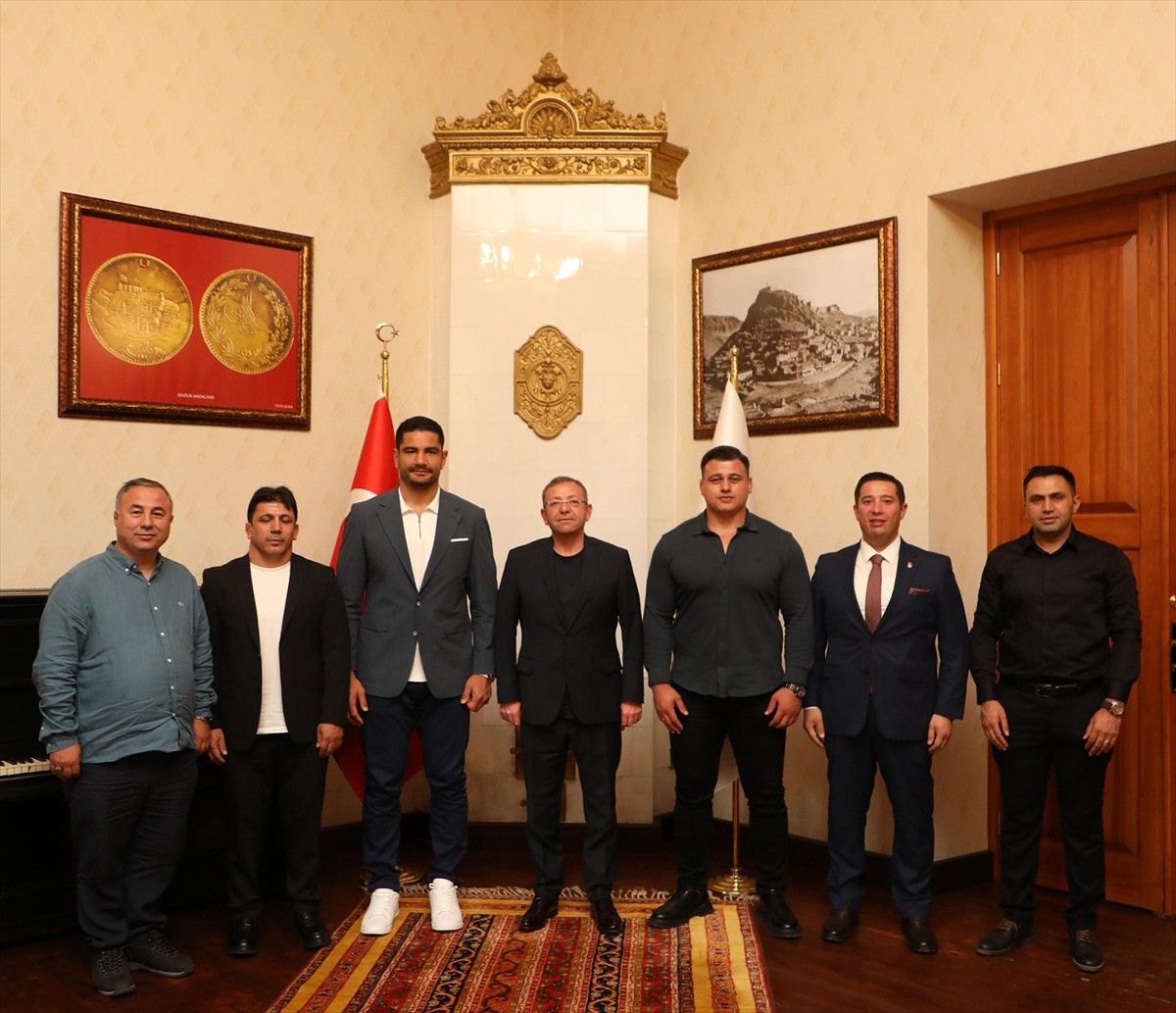 Türkiye Güreş Federasyonu Başkanı Taha Akgül (sol 3) Kars Valisi Ziya Polat'a (ortada) ziyarette...