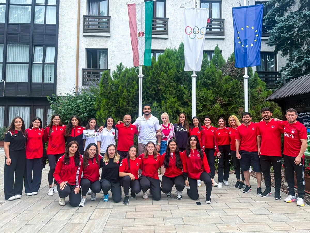 Türkiye Güreş Federasyonu Başkanı Taha Akgül(sol 8), Macaristan'daki Uluslararası Hazırlık...