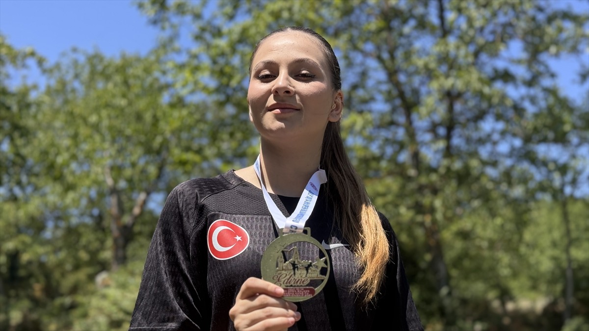 Türkiye şampiyonluklarının ardından ilk kez giydiği milli formayla 8. Açık Balkan Wushu Kung Fu...