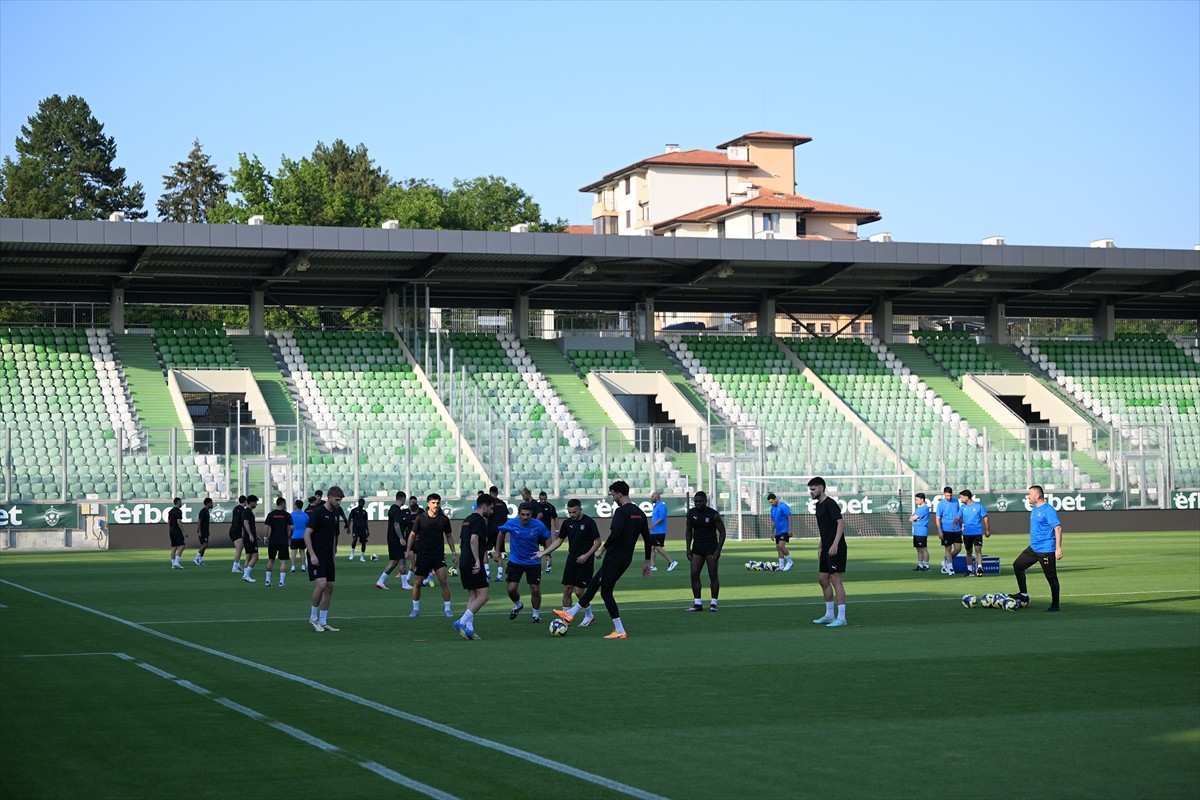 UEFA Konferans Ligi 2. eleme turu ilk maçında Bulgaristan temsilcisi Cherno More ile deplasmanda...