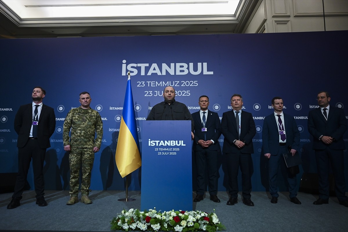 Ukrayna Ulusal Güvenlik ve Savunma Konseyi Sekreteri Rüstem Umerov (ortada), Türkiye’nin ev...