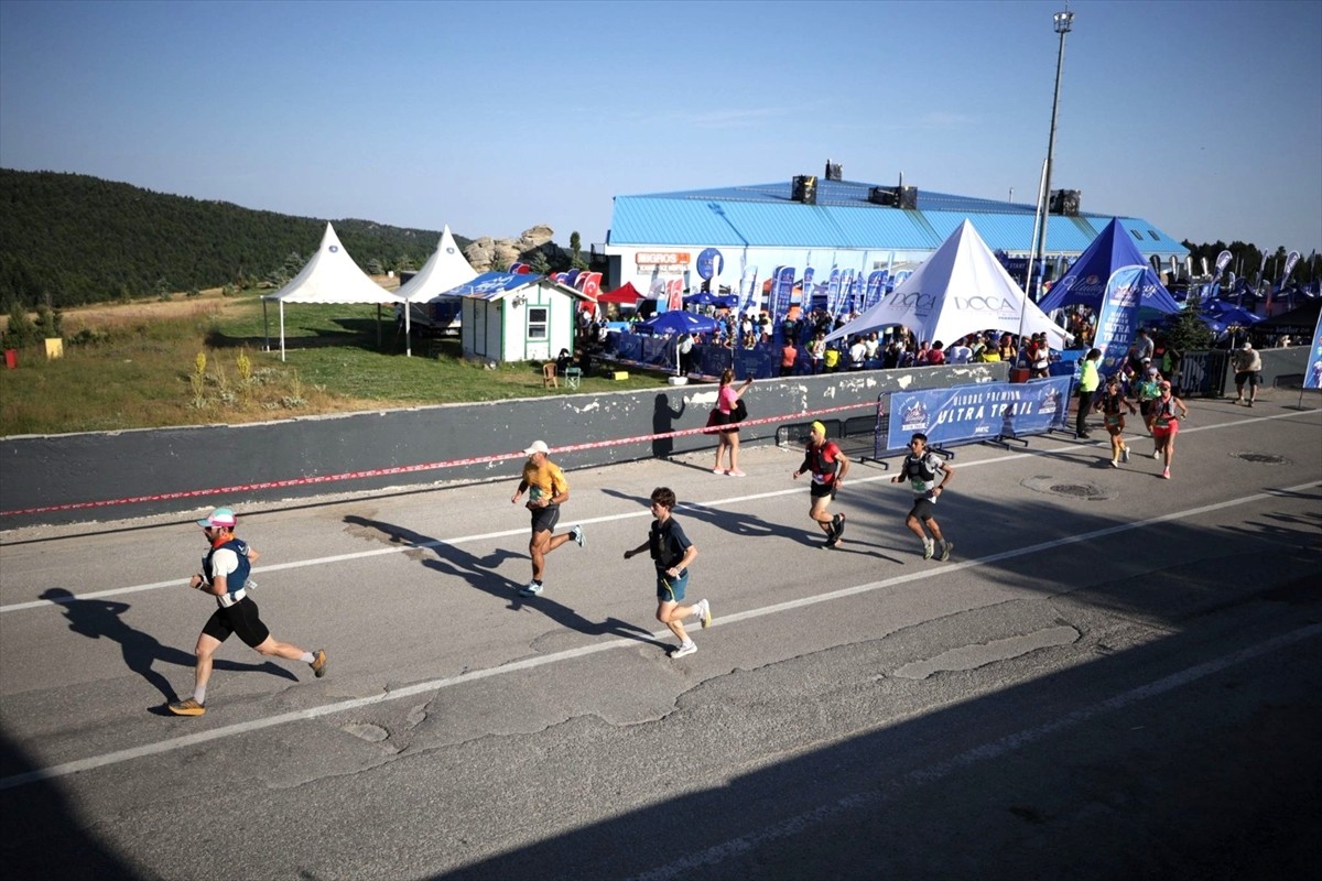 Uludağ Premium Ultra Trail, 20 ülkeden koşucunun katılımıyla Bursa'da başladı.