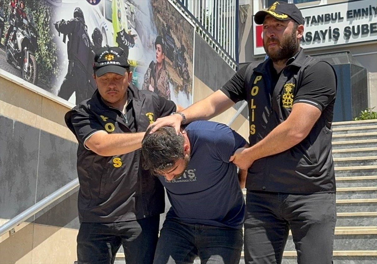 Ümraniye'de, mobilyacılık yapan bir kişiyi havalı tüfekle öldürdüğü iddiasıyla gözaltına alınan...