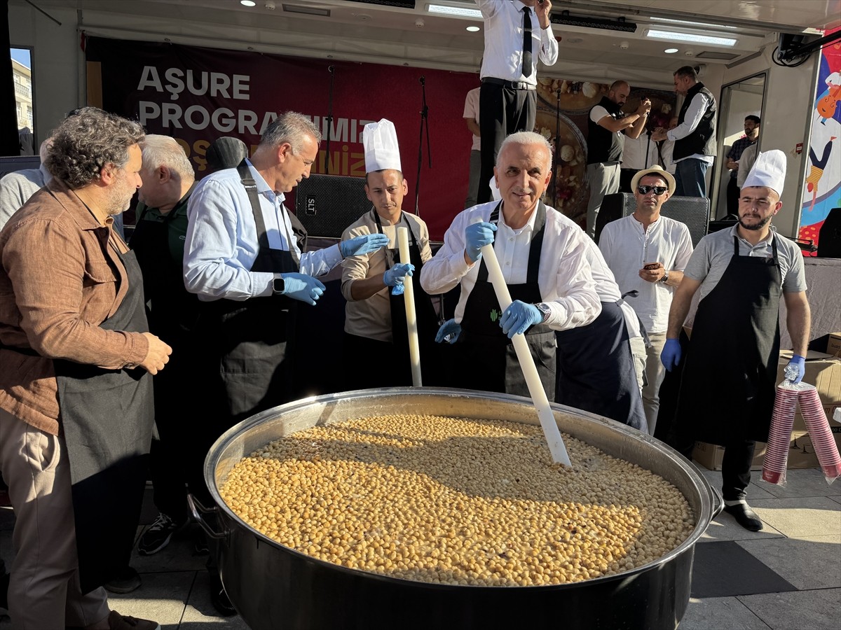 Ümraniye Belediyesi, muharrem ayı dolayısıyla ilçedeki 20 bin kişiye aşure dağıttı. 15 Temmuz...