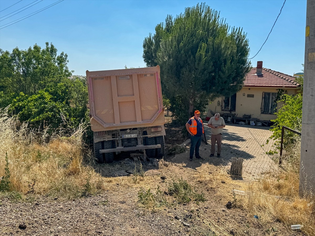 Uşak'ta kamyonla çarpışan otomobildeki baba ve kızı yaşamını yitirdi. Olay yerine sağlık...