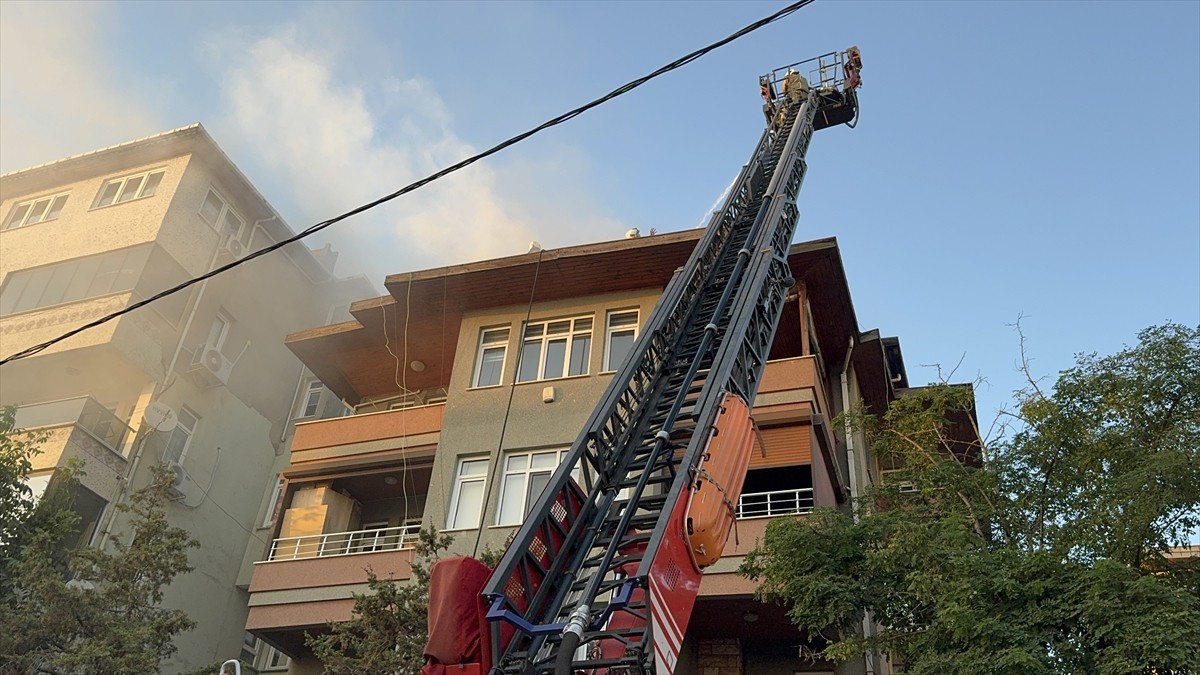 Üsküdar'da bir binanın çatı katında barbeküden çıkan yangın, itfaiye ekiplerince...