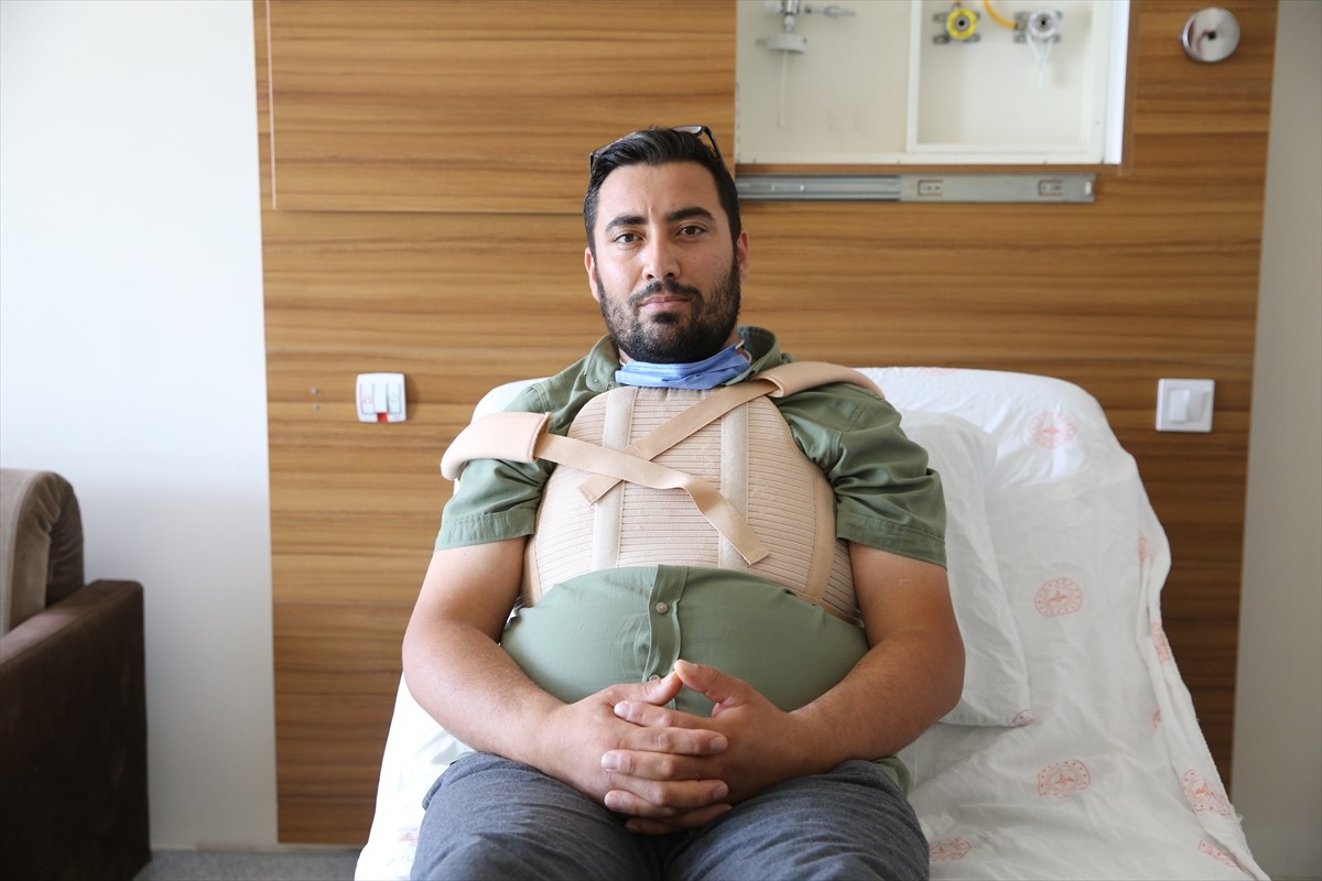 Van'da aort damarında genişleme tespit edilen 35 yaşındaki Veysel Polater (solda), Van Eğitim ve...