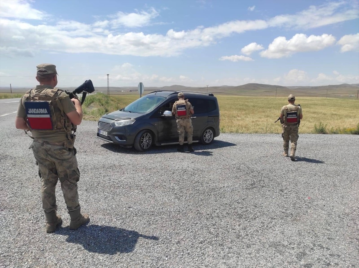 Van'da İl Jandarma Komutanlığı ekiplerince 7-13 Temmuz'da yürütülen çalışmalarda 71 bin 845 kişi...