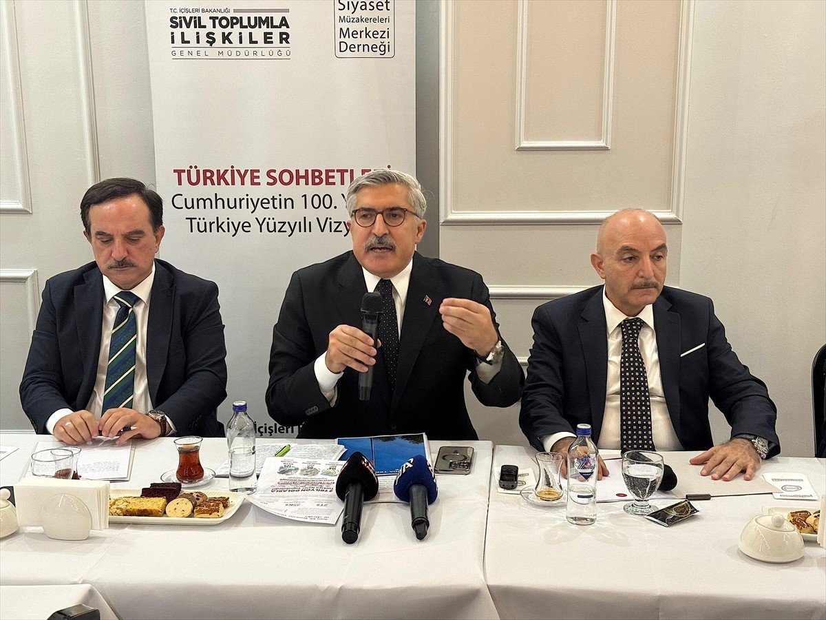 Van'da, "Cumhuriyet'in 100. yılında Türkiye Yüzyılı" vizyonu kapsamında "Türkiye Sohbetleri"...