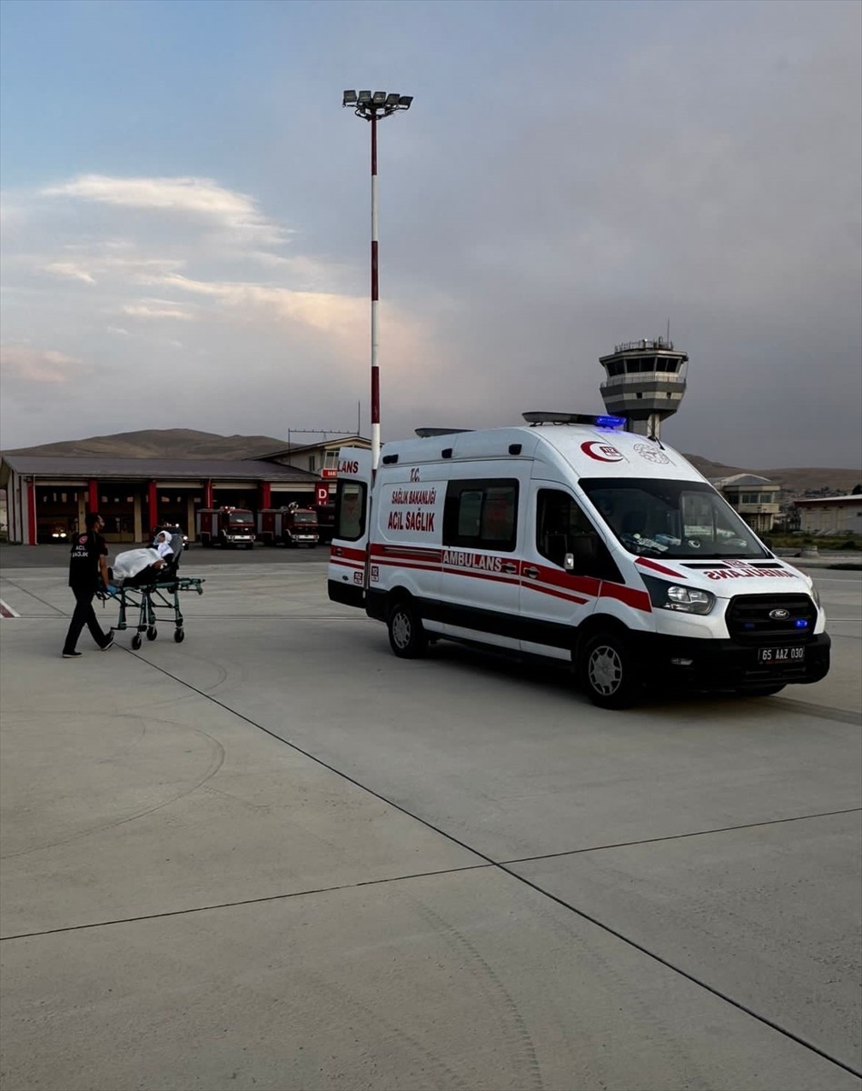 Van'ın Bahçesaray ilçesinde akciğer ödemi olan 79 yaşındaki hasta, ambulans helikopterle Van...