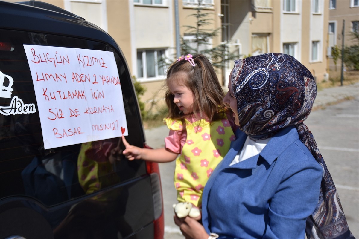 Van'ın Edremit ilçesinde kızlarının doğum günü için arabanın arkasına astıkları "Bugün kızımız...