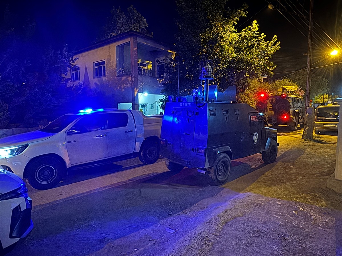  Van'ın İpekyolu ilçesinde düzenlenen silahlı saldırıda baba öldü, 3 çocuğu yaralandı. Olay...