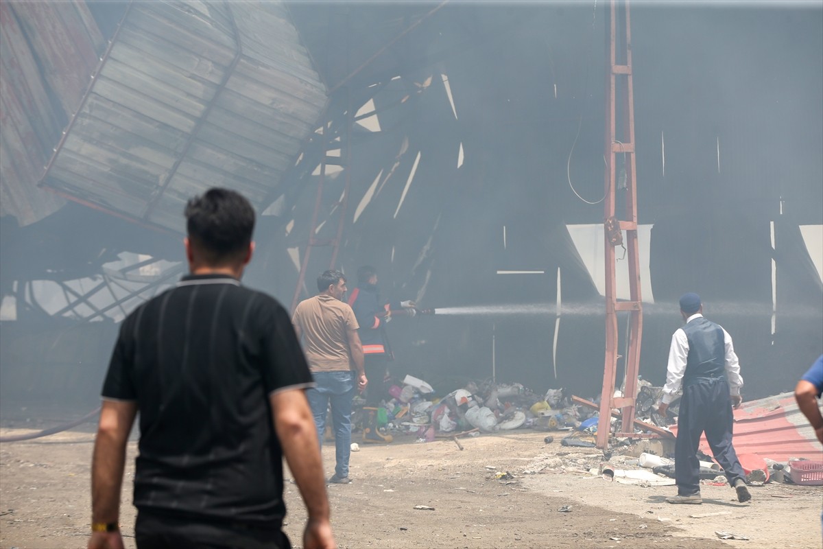Van'ın Tuşba ilçesinde geri dönüşüm tesisinde çıkan yangın, itfaiye ekipleri ve Emniyet...