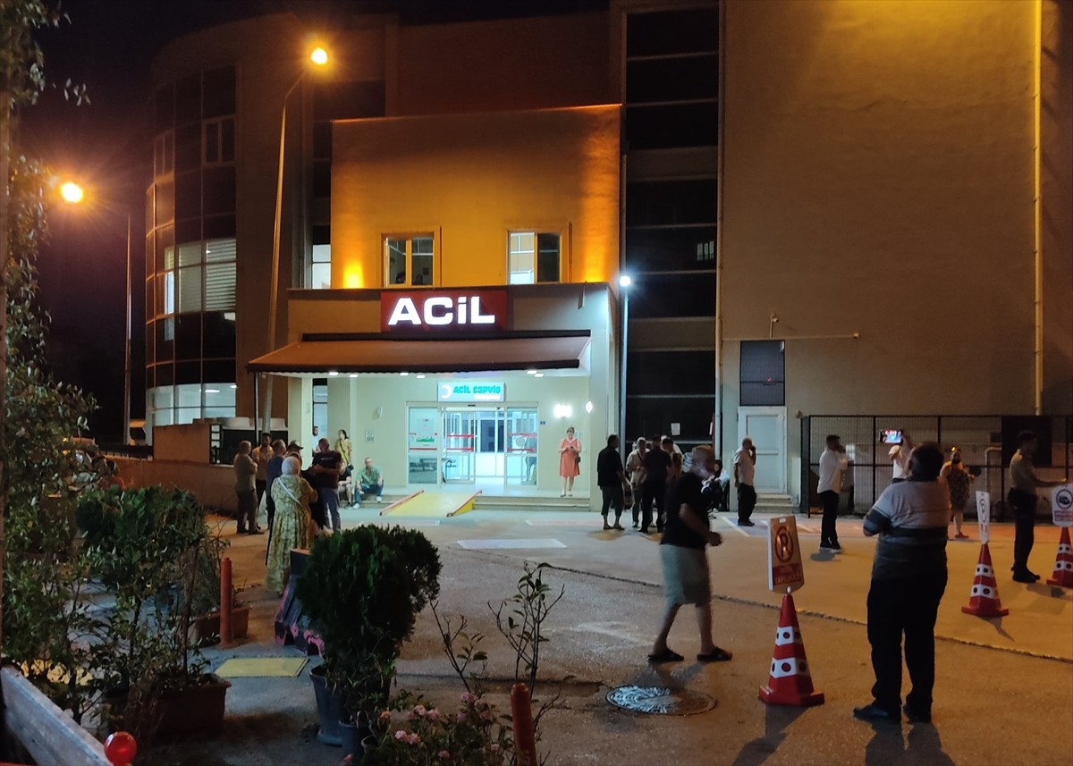 Yalova'nın Çınarcık ilçesinde sünnet düğününde ikram edilen tavuklu pilavı yiyen yaklaşık 100...