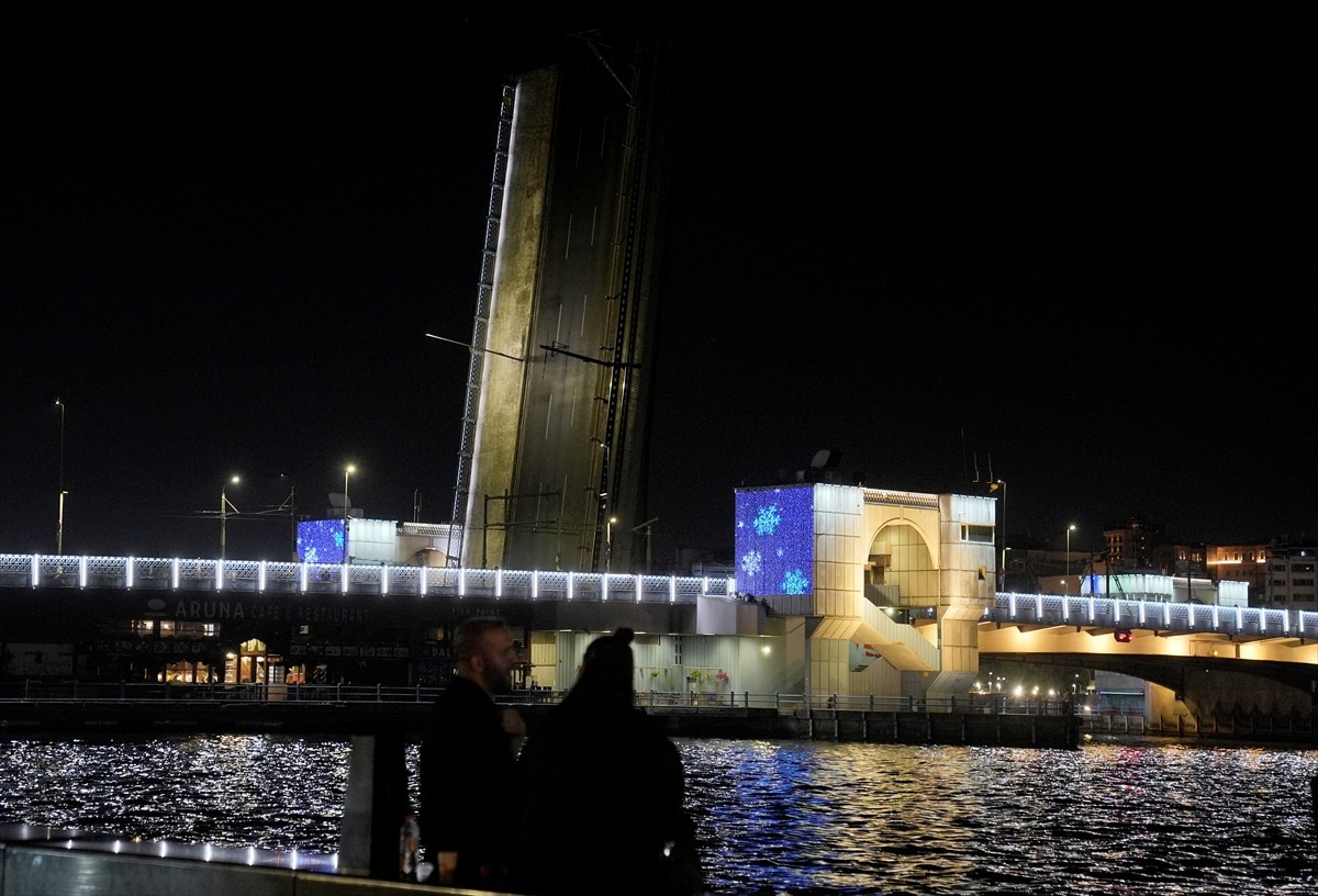 Yeni Galata Köprüsü, bakım onarım çalışması nedeniyle geçici olarak araç ve yaya trafiğine...