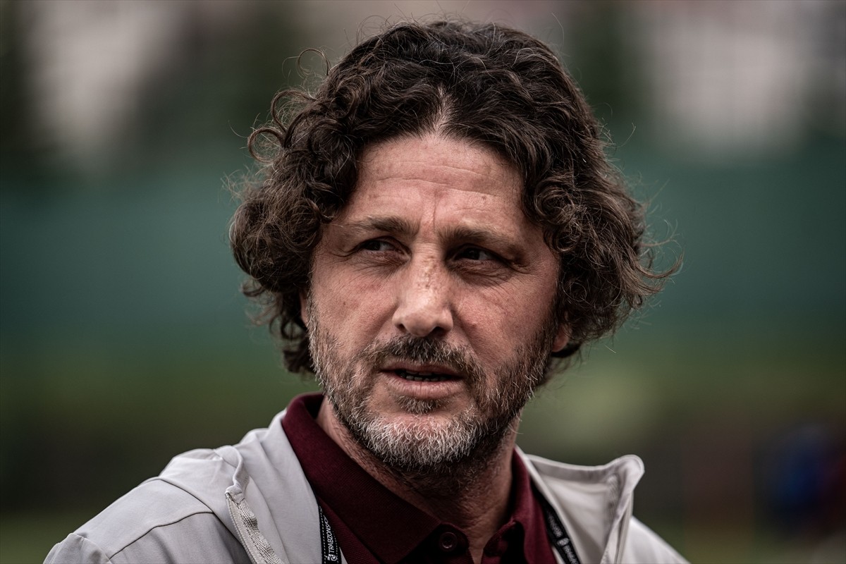 Yeni sezon hazırlıklarını Erzurum'da sürdüren bordo-mavili takımın teknik direktörü Fatih Tekke...