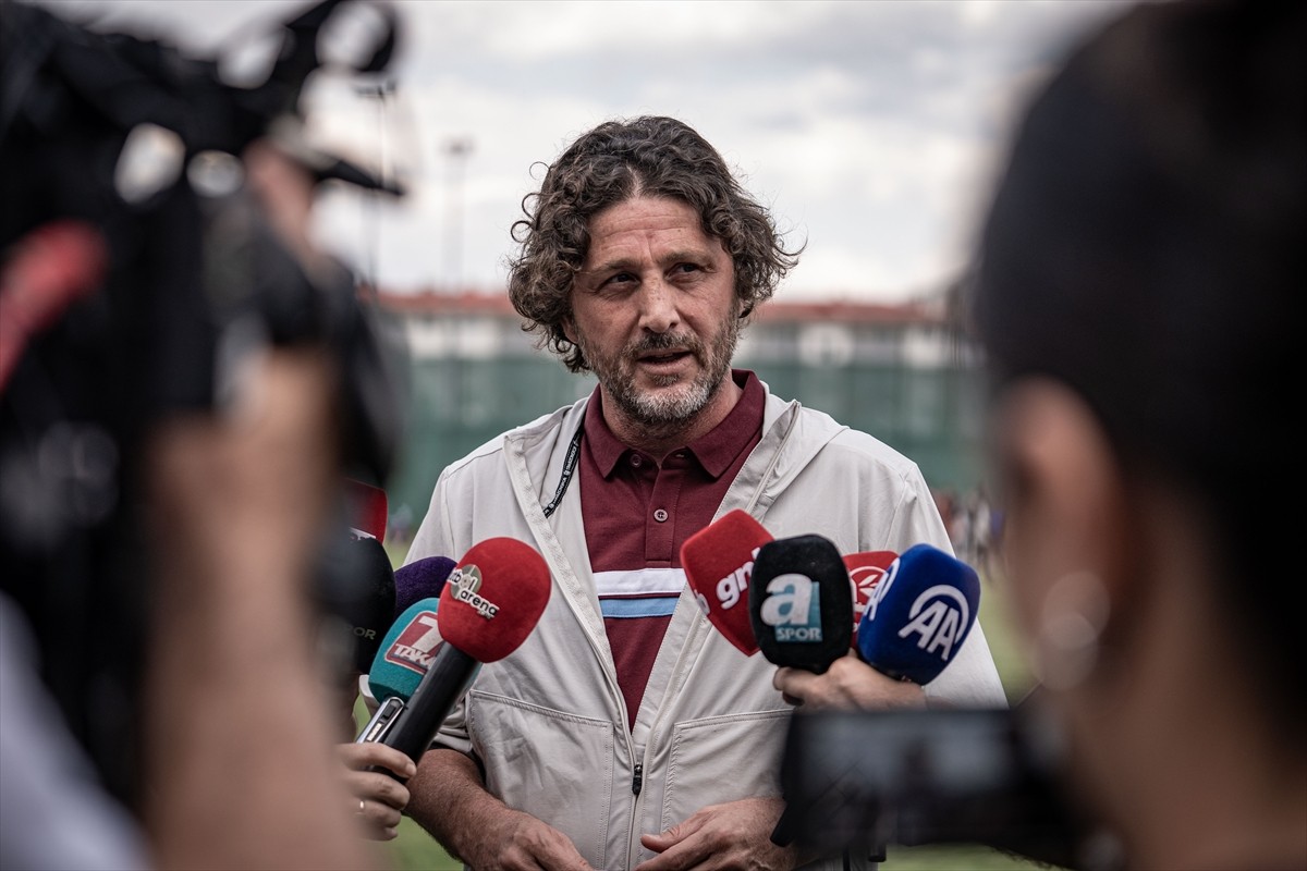 Yeni sezon hazırlıklarını Erzurum'da sürdüren bordo-mavili takımın teknik direktörü Fatih Tekke...
