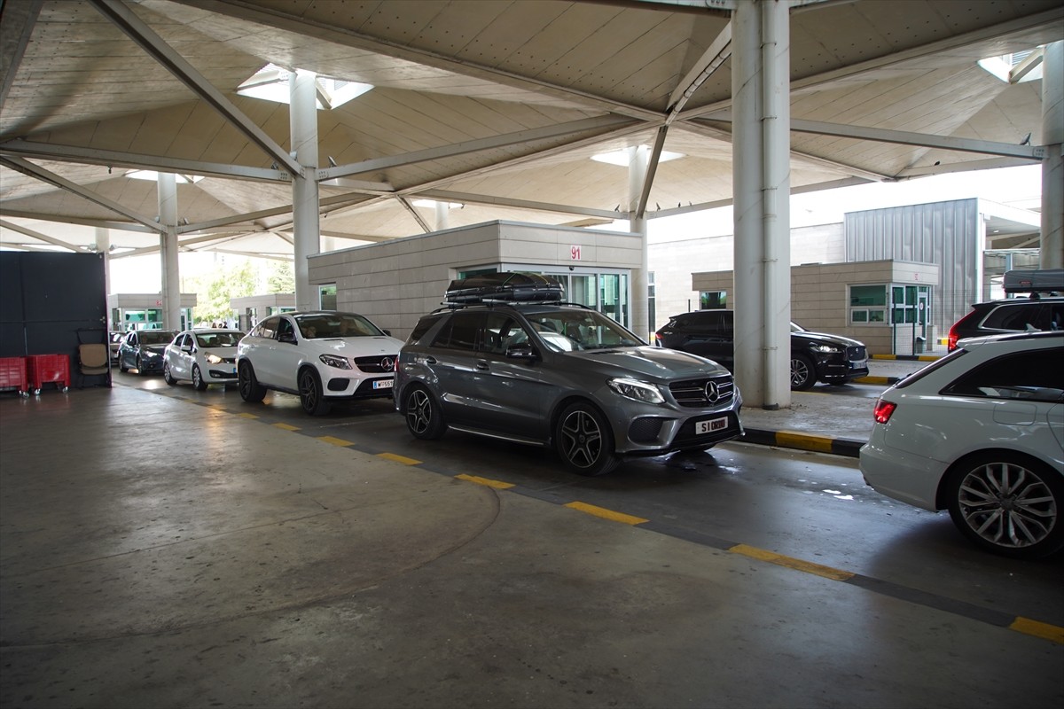 Yıllık izinlerini geçirmek üzere Avrupa'nın çeşitli ülkelerinden yola çıkan gurbetçilerin...