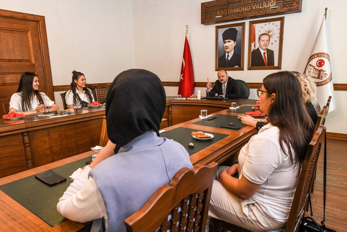 Yunus Emre Enstitüsünün (YEE) yaz okulları kapsamında Kastamonu'da bulunan 14 ülkeden 16 öğrenci...