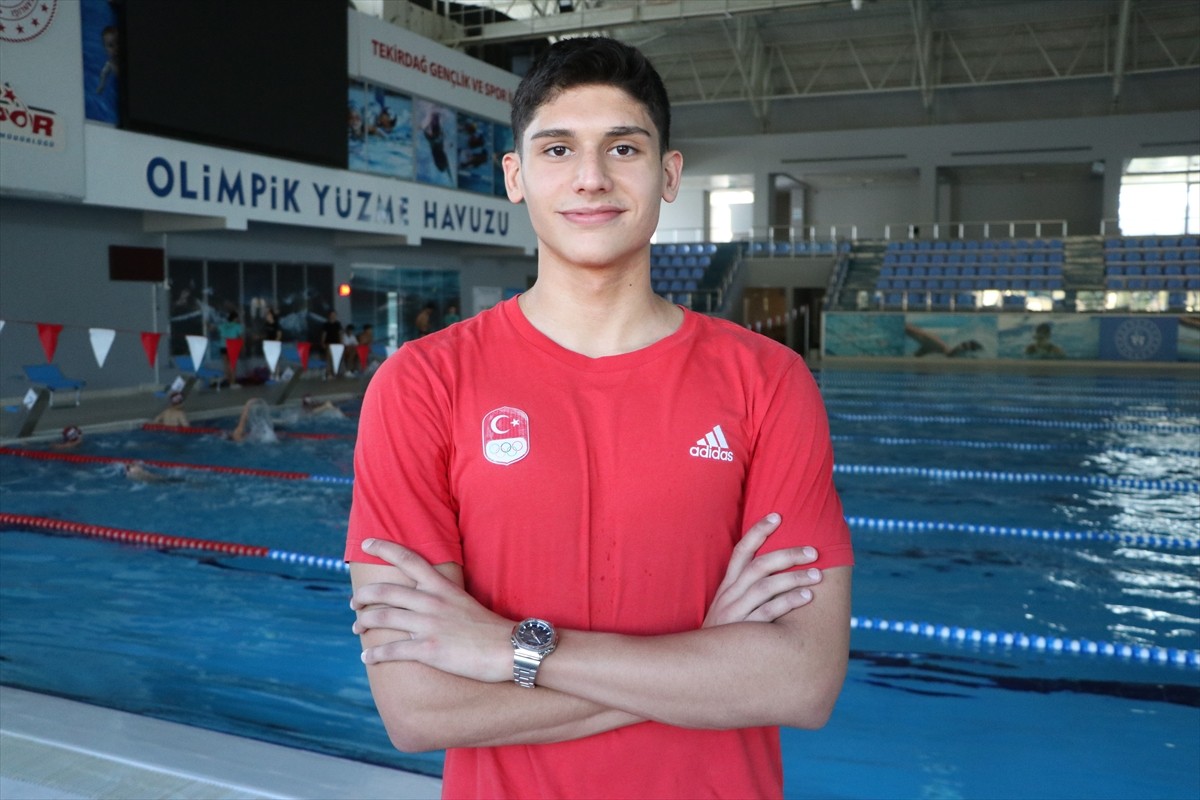 Yüzmede 6 Türkiye şampiyonluğu ve farklı kategorilerde 90 madalyası bulunan genç milli sporcu Emre...