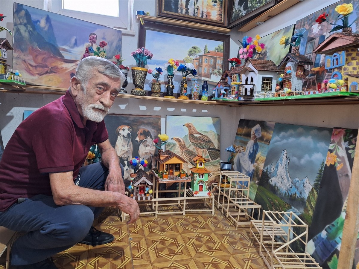 Zonguldak'ın Alaplı ilçesinde yaşayan 78 yaşındaki emekli işçi Mithat Altay, atölyeye çevirdiği...