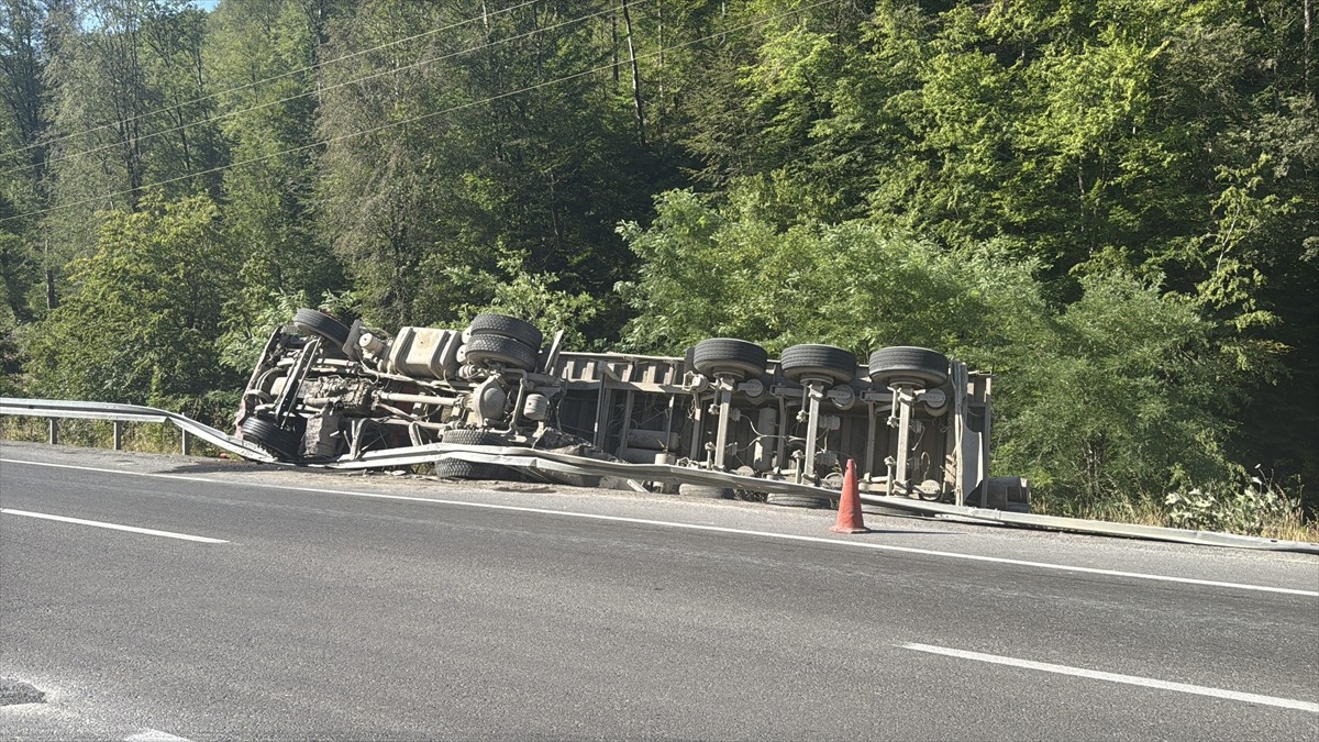 Zonguldak'ta devrilen tomruk yüklü tırın sürücüsü kazadan yara almadan kurtuldu. Kazada tırın...
