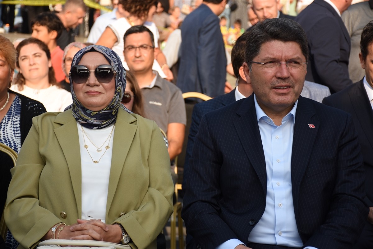 Adalet Bakanı Yılmaz Tunç, Amasra ilçesi Barış Akarsu Kültür Parkı'ndaki doğal gaz verme törenine...