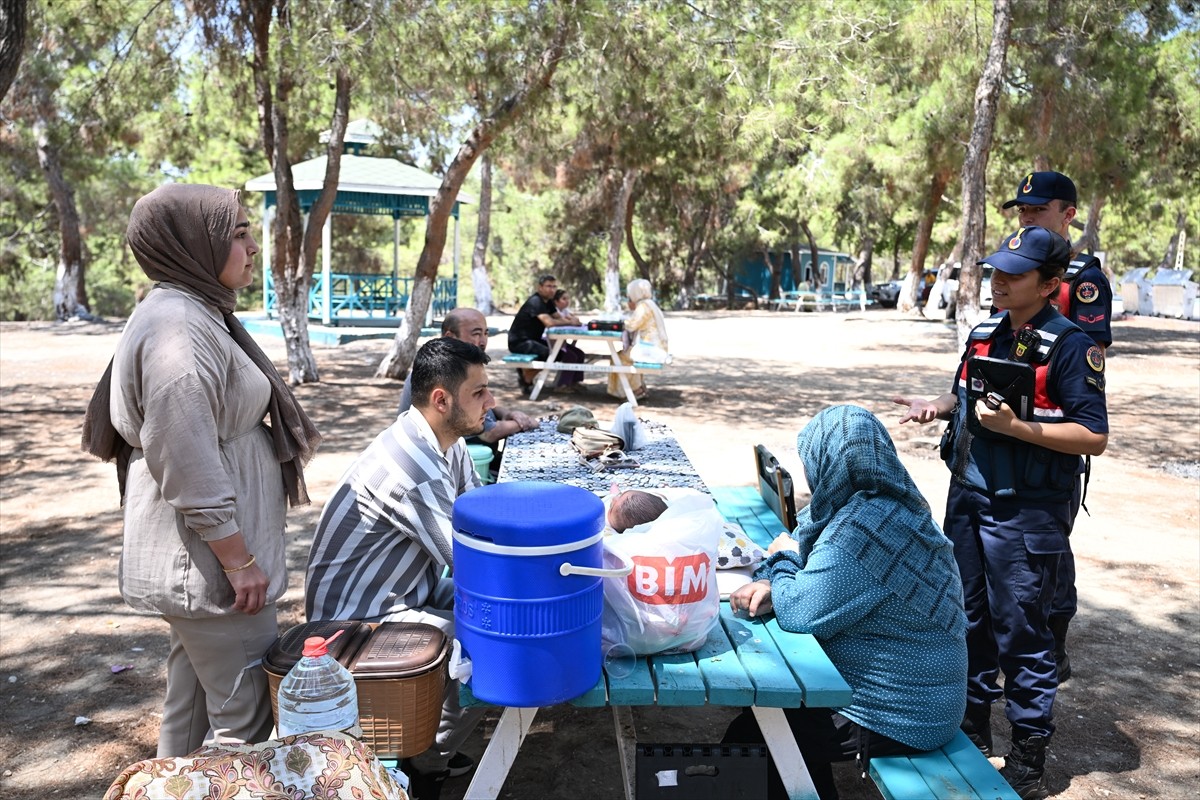 Adana'da jandarma ekipleri, piknik yapanlara orman yangınlarına karşı dikkatli olmaları konusunda...