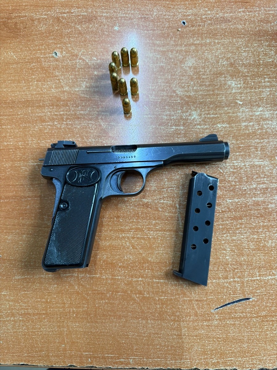 Adana'da kovalamaca sonucu durdurulan plakasız motosiklette ruhsatsız tabanca ve 8 mermi ele...