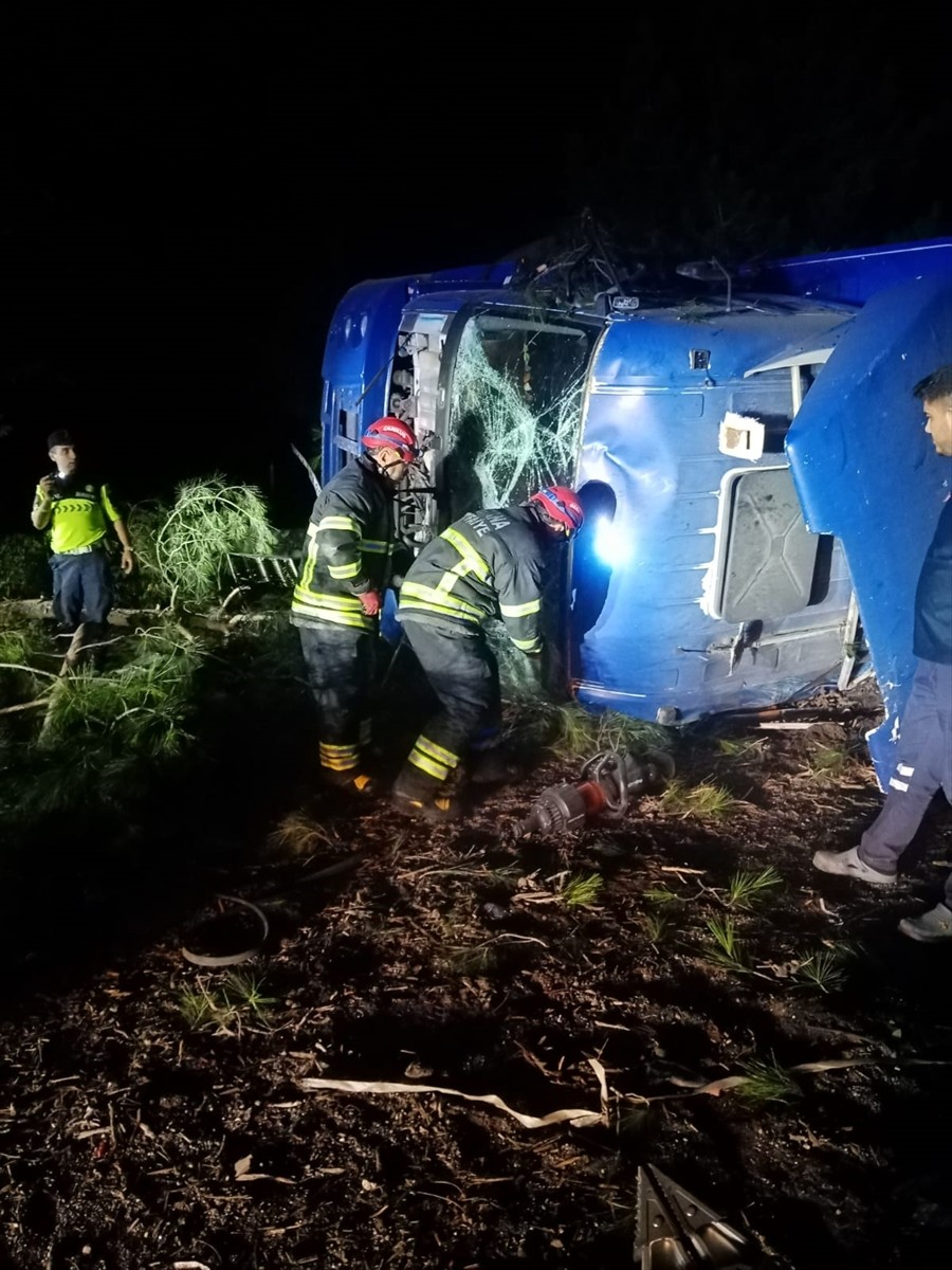 Adana'da otoyolda bariyere çarpıp devrilen kamyonun şoförü yaşamını yitirdi.