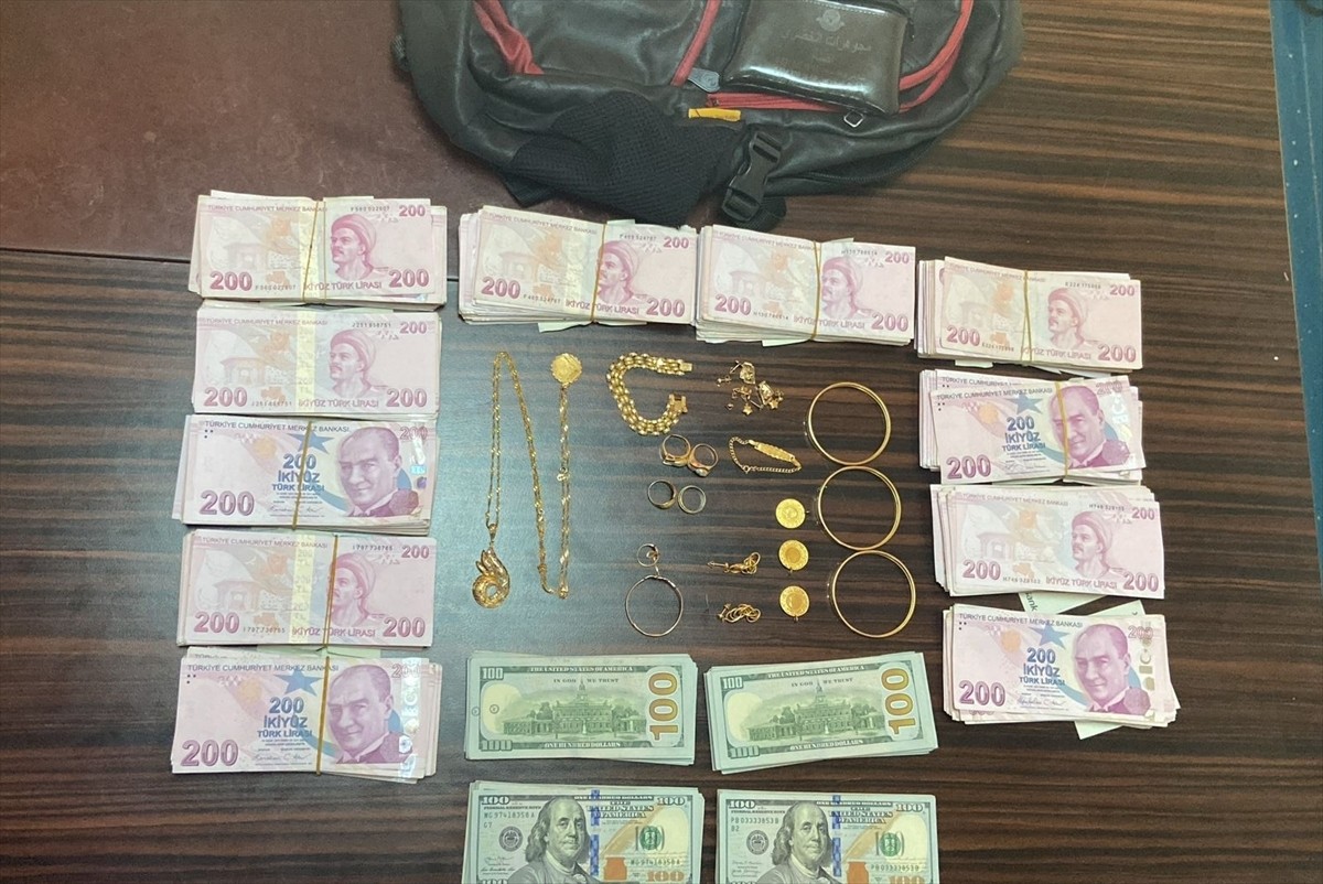 Adana'da polis, dolandırılan çiftin para ve altınlarını ele geçirerek teslim etti, yakalanan...