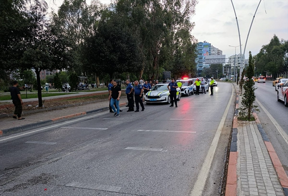 Adana'da, refüje ve aydınlatma direğine çarparak savrulan motosikletin sürücüsü yaşamını yitirdi....
