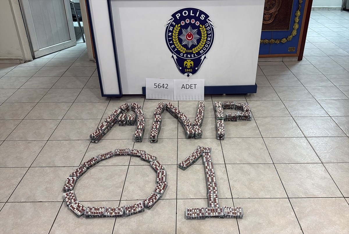 Adana'da şehirler arası yolcu otobüsünde valizinde 5 bin 642 uyuşturucu etkili hap ele geçirilen...