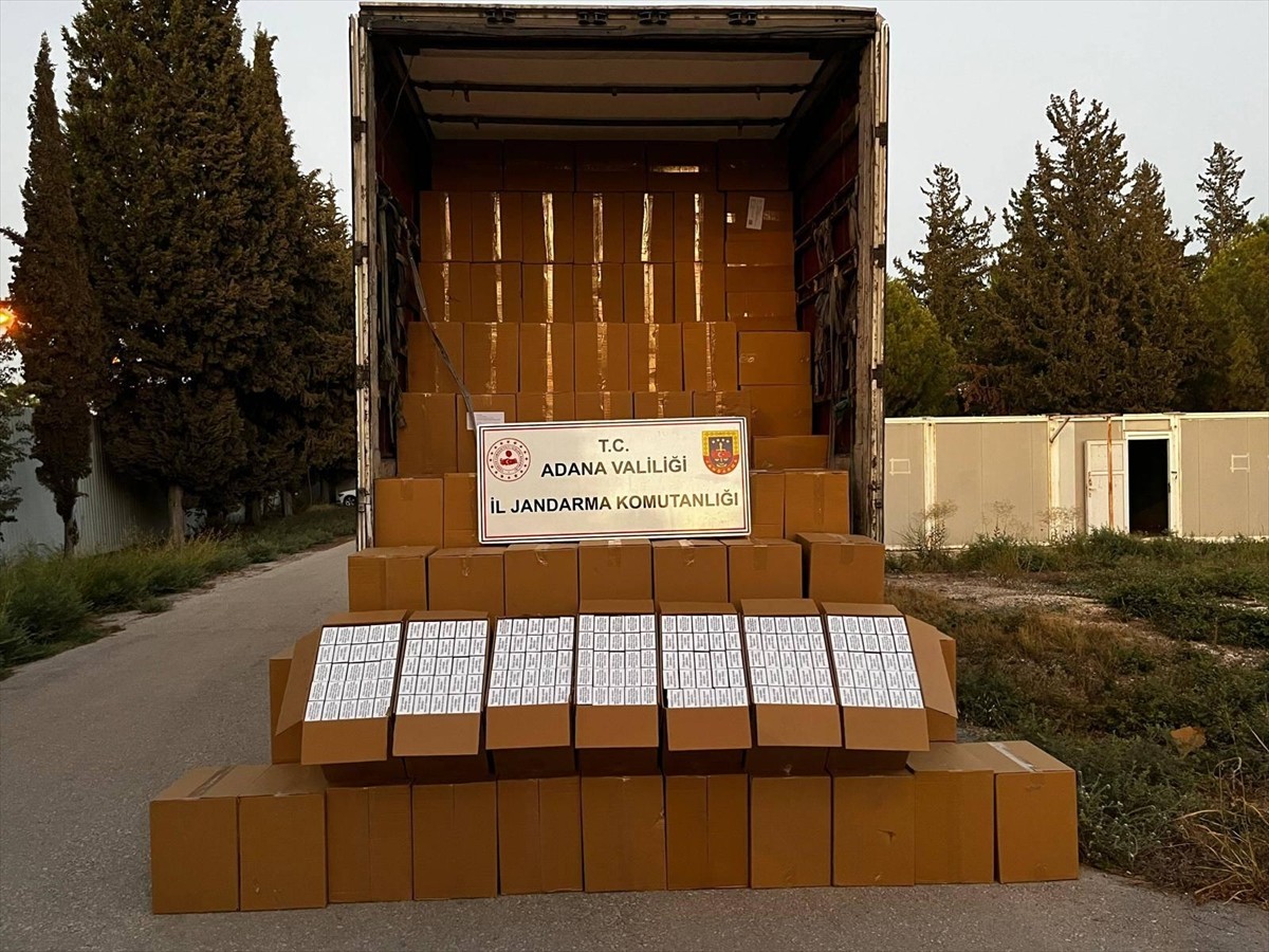 Adana'da tırda gümrük kaçağı 6 milyon 500 bin makaron (filtreli sigara kağıdı) bulundu, sürücü...